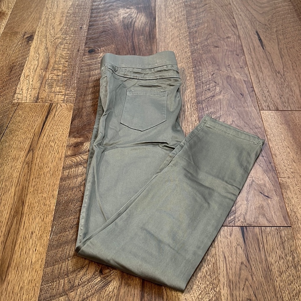NWT R Fashion Woman’s Army Green Ripped Pants Size S/M